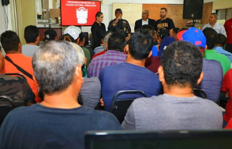 Capacita Municipio a choferes para   nuevos camiones recolectores.