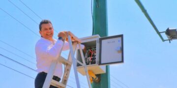Activa alcalde semáforo en avenida de la Unidad.