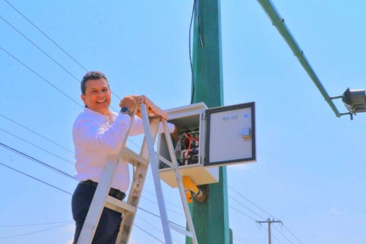 Activa alcalde semáforo en avenida de la Unidad.
