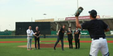 Lanza Américo primera bola en partido de la Liga Mexicana de Beisbol
