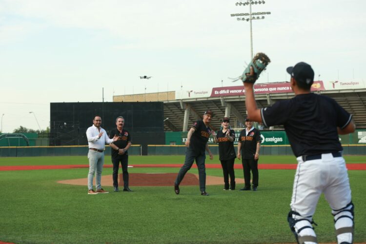 Lanza Américo primera bola en partido de la Liga Mexicana de Beisbol