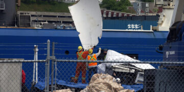 Recuperan restos del sumergible ‘Titán’ tras implosión durante descenso al Titanic