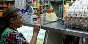 Inflación en México rompe expectativas y da un respiro a los bolsillos