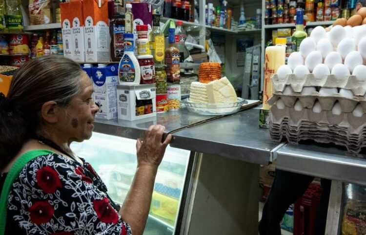 Inflación en México rompe expectativas y da un respiro a los bolsillos