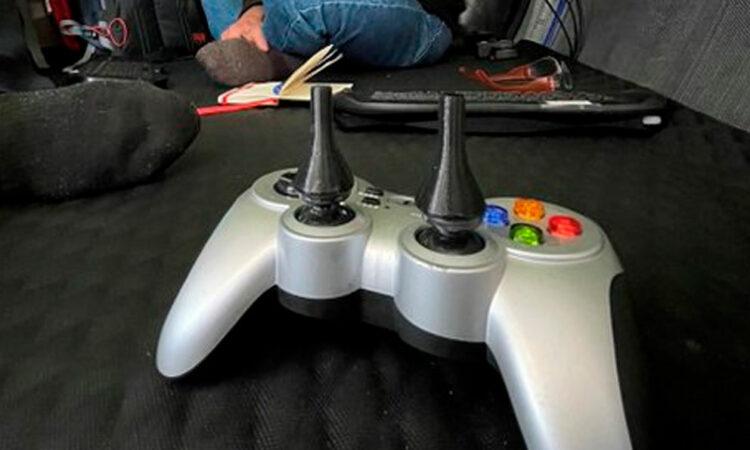 Sumergible en Misión al Titanic Operado por Controlador de Videojuegos