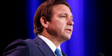 Trump Domina las Encuestas Republicanas; DeSantis en Mínimo Histórico