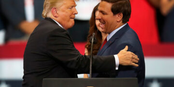 Encuesta revela que republicanos de Florida muestran mayor apoyo hacia Trump en comparación con el gobernador DeSantis
