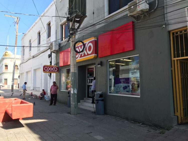 Asaltan el Oxxo del 16 y 17 Hidalgo