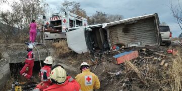 Rescate al Filo del Abismo: Vuelca camioneta en carretera Interejidal