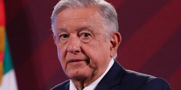 INE emite medidas cautelares para que AMLO se abstenga de hacer comentarios contra aspirantes presidenciales