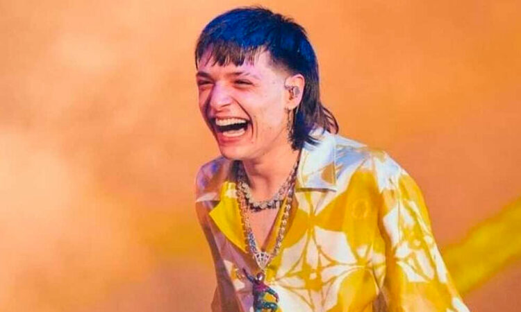 Peso Pluma se siente halagado que usen su corte de pelo