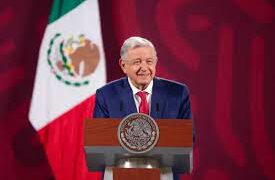 López Obrador exhibe encuestas a pesar de prohibición y destaca ventaja de Morena