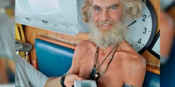 Barco mexicano rescata a náufrago australiano y a su perrita en aguas internacionales