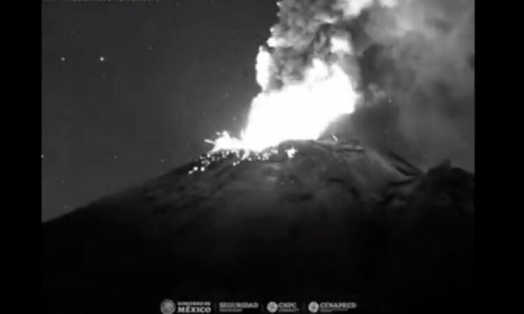 Explosión del Popocatépetl provoca caída de ceniza en tres alcaldías de la CDMX
