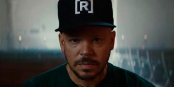 Residente anticipa una contundente «tiraera» en un sorprendente video junto a Javier Cámara