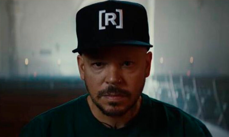 Residente anticipa una contundente «tiraera» en un sorprendente video junto a Javier Cámara