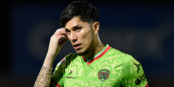 Carlos Salcedo responde a las críticas y defiende su desempeño en la derrota de Cruz Azul ante Toluca
