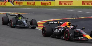 Verstappen arrasa en la Fórmula 1 mientras crece la tensión con Checo Pérez y Lewis Hamilton