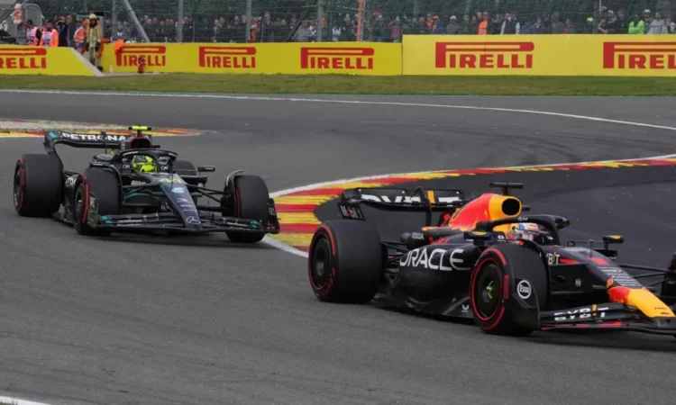 Verstappen arrasa en la Fórmula 1 mientras crece la tensión con Checo Pérez y Lewis Hamilton