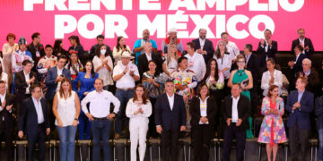 Políticos desafían al INE y mantienen publicaciones sobre sus aspiraciones presidenciales