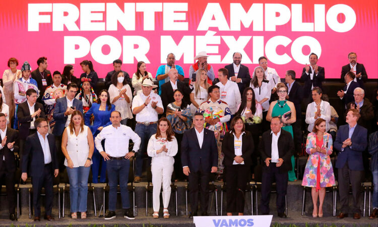 Políticos desafían al INE y mantienen publicaciones sobre sus aspiraciones presidenciales