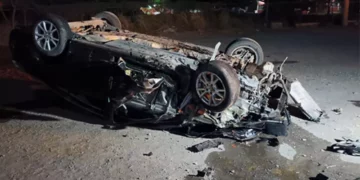 Conductor sobrevive milagrosamente tras chocar contra pipa y volcar en carretera