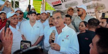 Américo acude a dialogar con las y los maestros; les pide reanudar las clases