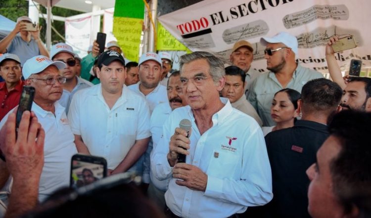 Américo acude a dialogar con las y los maestros; les pide reanudar las clases