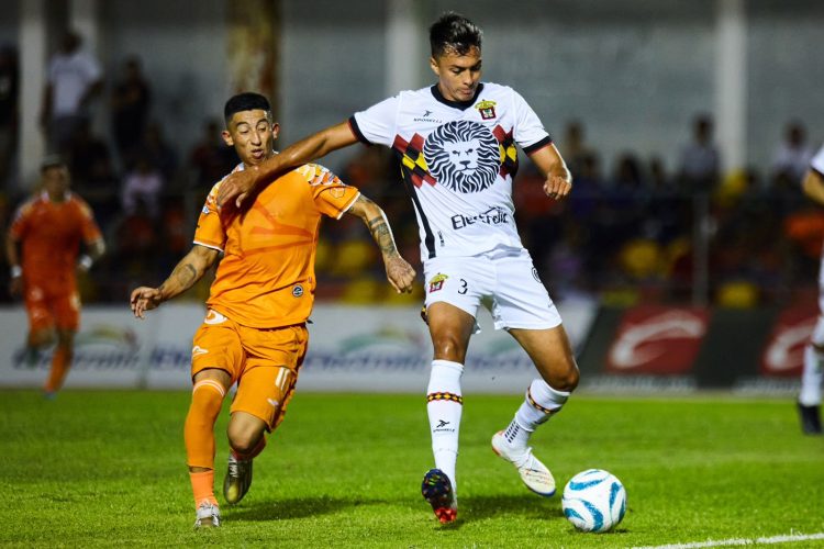 Cae Correcaminos ante Leones Negros