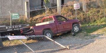 Pierde el control y derriba cerca metalica