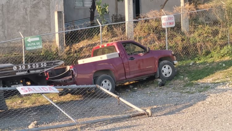 Pierde el control y derriba cerca metalica