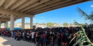 Declara ciudad de Texas estado de desastre por migrantes