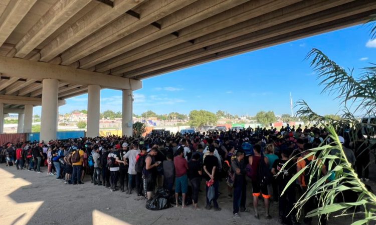 Declara ciudad de Texas estado de desastre por migrantes