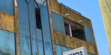 Alertan de peligro al pasar por edificio del 12 Juárez