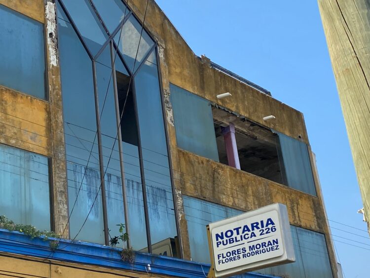 Alertan de peligro al pasar por edificio del 12 Juárez