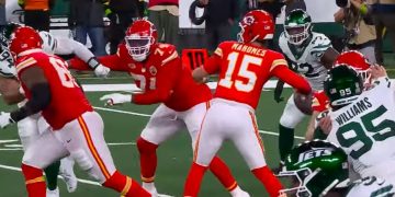 Patrick Mahomes rompe récord de Dan Marino