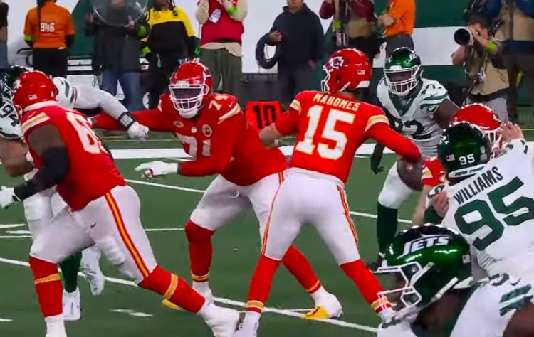 Patrick Mahomes rompe récord de Dan Marino