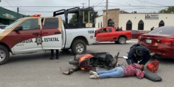 Tumban a chica de su motoneta en la calzada de Tamátan
