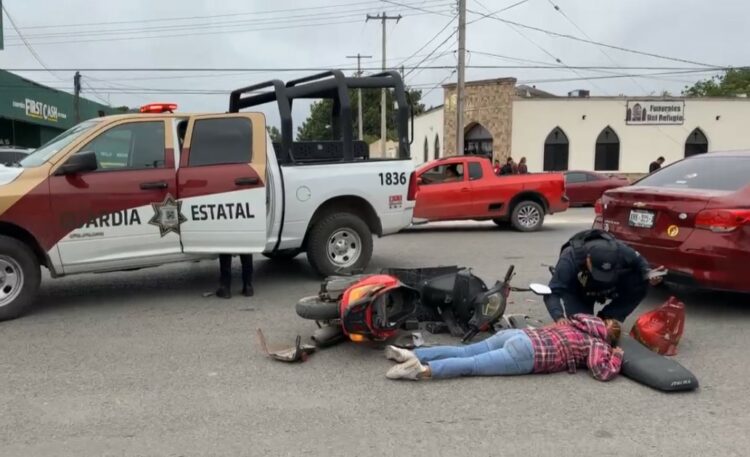 Tumban a chica de su motoneta en la calzada de Tamátan
