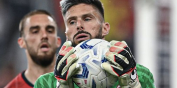 Giroud se pone los guantes de portero
