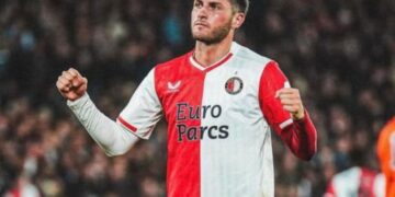 Santiago Giménez brilla en su debut en la UEFA Champions League