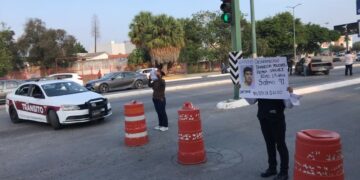 Se manifiestan familiares de desaparecido frente a casa de Gobierno