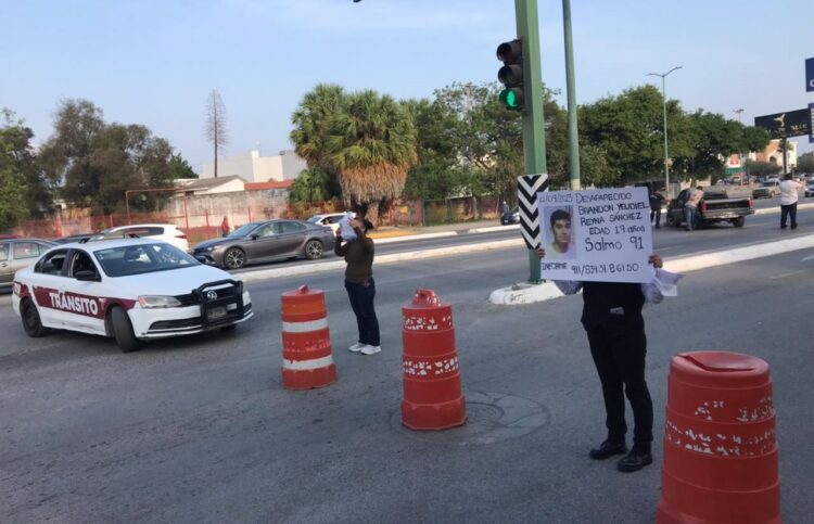 Se manifiestan familiares de desaparecido frente a casa de Gobierno