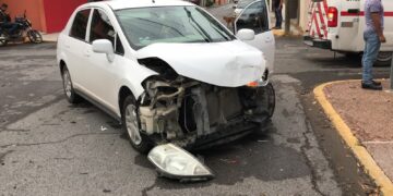 Accidente vehicular en 11 Bravo involucra a cuatro vehículos