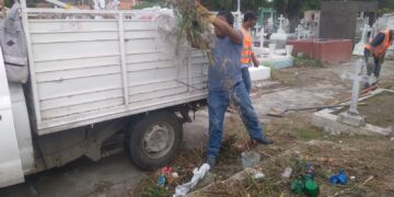 Municipio limpia panteones e invita a actividades de Día de Muertos.