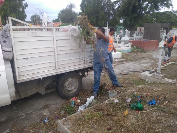 Municipio limpia panteones e invita a actividades de Día de Muertos.