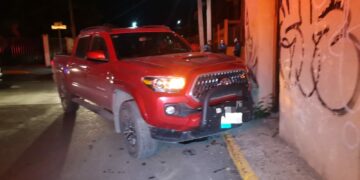 Tacoma omite alto y provoca fuerte choque