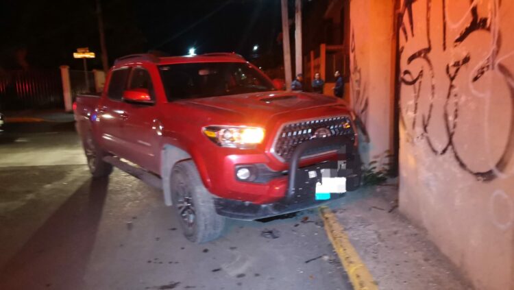 Tacoma omite alto y provoca fuerte choque