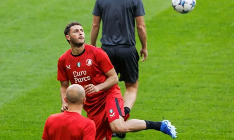 Santiago Giménez Listo para Debutar en Champions League con el Feyenoord ante Lazio