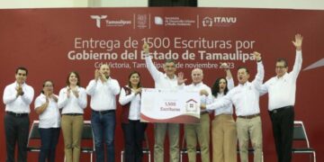 Entrega Américo escrituras a 1,500 familias tamaulipecas
